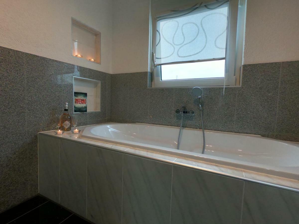 Moderne Helle 2,5 Zimmer Wohnung Mit Grossem Bad Und Kueche In Trossingen Esterno foto